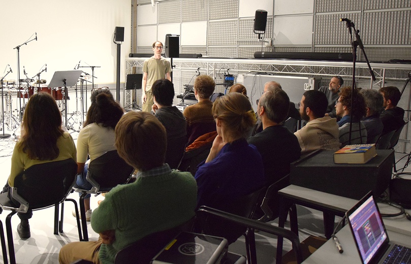 Simon Kanzler présente son projet du Cursus à l’Ircam, dans le studio 5, avril 2023  © Ircam - Centre Pompidou, photo : Murielle Ducas